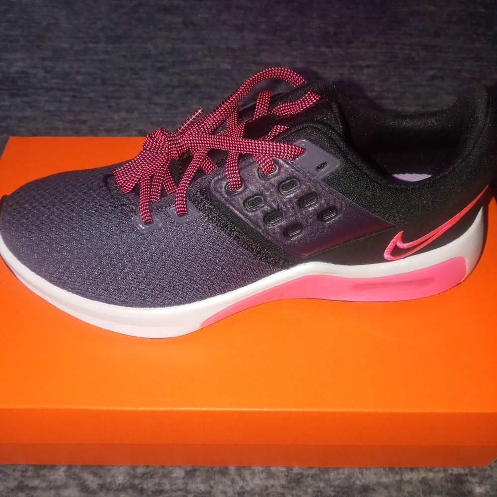 Women's tennis shoes